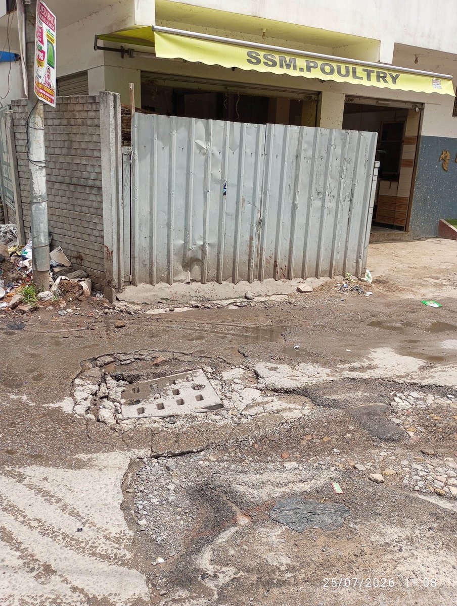 asim90210's tweet photo. @GHMCOnline @CommissionrGHMC @ZC_Charminar @GhmcMayoroffice @zulfeqaraimim @MOHDGHOUSE_CORP @aimim_c Location: Shahgunj near Baba Dairy opp. SSM Poultry. Hyderabad - GHMC Ward 50
#Fatal #Manholes #Ghmc #SaveLives https://t.co/hIxCVZzeRF