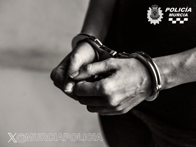 MurciaPolicia's tweet photo. Dotación de Alquerías detuvo ayer a un joven por un presunto robo con violencia en #LlanodeBrujas .
El detenido empujó a la víctima para apropiarse de su teléfono móvil. https://t.co/YRzOjE8GE2