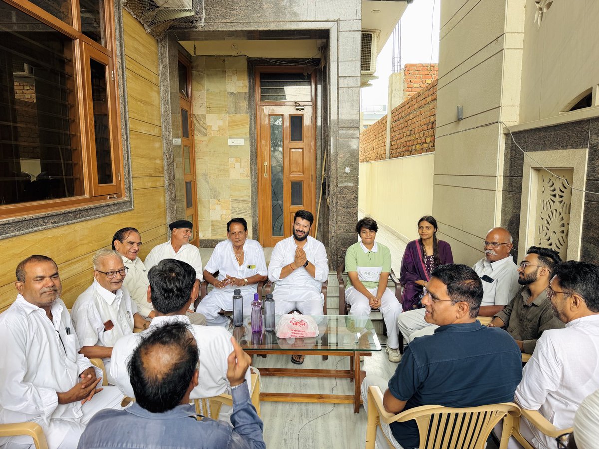 ShivprakashGjr's tweet photo. आज आवास पर पीसांगन नगर कांग्रेस कमेटी के नवनियुक्त अध्यक्ष श्री राजेश्वर प्रसाद व्यास जी का स्वागत एवं अभिनंदन किया और उन्हें इस नई जिम्मेदारी के लिए शुभकामनाएँ प्रेषित कीं।💐

इस अवसर पर पीसांगन कांग्रेस ब्लॉक अध्यक्ष श्री राकेश चौहान जी,  महिला कांग्रेस एवं अल्पसंख्यक मोर्चा के सभी प्रमुख पदाधिकारी तथा सम्मानित कांग्रेसजन उपस्थित रहे। आप सभी के साथ यह संवाद संगठन को और अधिक सुदृढ़ बनाने की दिशा में एक महत्वपूर्ण कदम है। @SachinPilot