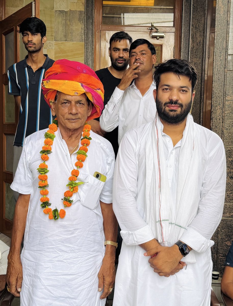 ShivprakashGjr's tweet photo. आज आवास पर पीसांगन नगर कांग्रेस कमेटी के नवनियुक्त अध्यक्ष श्री राजेश्वर प्रसाद व्यास जी का स्वागत एवं अभिनंदन किया और उन्हें इस नई जिम्मेदारी के लिए शुभकामनाएँ प्रेषित कीं।💐

इस अवसर पर पीसांगन कांग्रेस ब्लॉक अध्यक्ष श्री राकेश चौहान जी,  महिला कांग्रेस एवं अल्पसंख्यक मोर्चा के सभी प्रमुख पदाधिकारी तथा सम्मानित कांग्रेसजन उपस्थित रहे। आप सभी के साथ यह संवाद संगठन को और अधिक सुदृढ़ बनाने की दिशा में एक महत्वपूर्ण कदम है। @SachinPilot