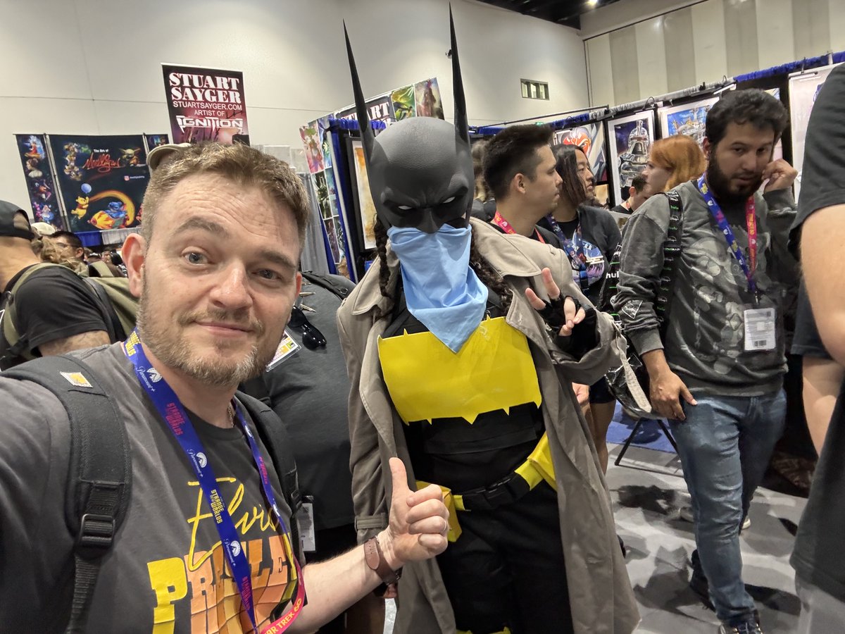 Ssnyder1835's tweet photo. First Bat cosplay spotted! https://t.co/GQTFFVtXXr