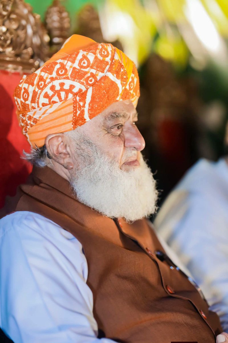 MSamiUllah_786's tweet photo. جھوٹے پروپیگنڈے اور چمچوں کے شور میں بھی
فخر ملت مولانا فضل الرحمن کی صدا سب سے بلند ہے
قوم ان کے ساتھ ہے
#فخر_ملت_مولانا
#سرکاری_چمچے_فلاپ
#بارڈر_یا_بیرکس
#معدنیات_فروش_ٹولہ https://t.co/74jbRyQY9T