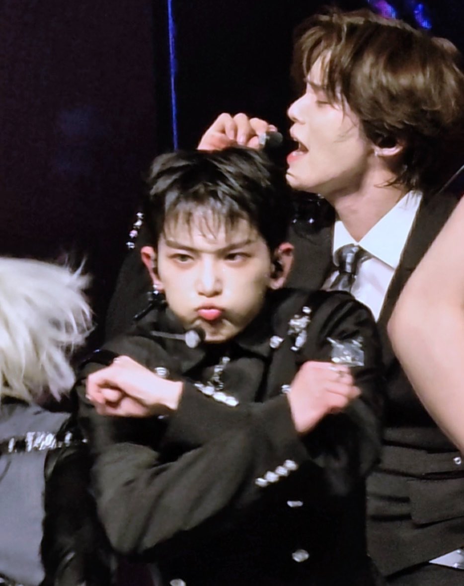 pinkyumenjoyer's tweet photo. LMAOOOO nico copying harua’s uts pic for today’s wolf type😭😭😭😭THEY’RE SO CUTE https://t.co/PsGBKOEOxQ