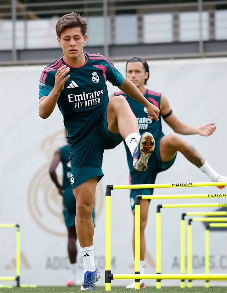 theMadridZone's tweet photo. Arda Güler x Álvaro Carreras 🇹🇷🇪🇸 https://t.co/0QSWiUwrQ4