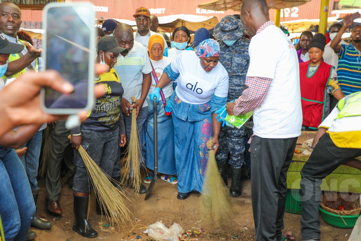 SwiftActor's tweet photo. Hajjat Hadijah Namyalo | A Visionary Servant

Huge thanks to Ugandan Gov't for making national cleaning official!

Shoutout to @ChiefMuzzukulu Hajjat Namyalo &amp; the bazzukulu who set the pace months ago at Kalerwe Market. They are trendsetters! 

#NationalCleaning
#nsfwtwtًً https://t.co/VJnIFcXNUx