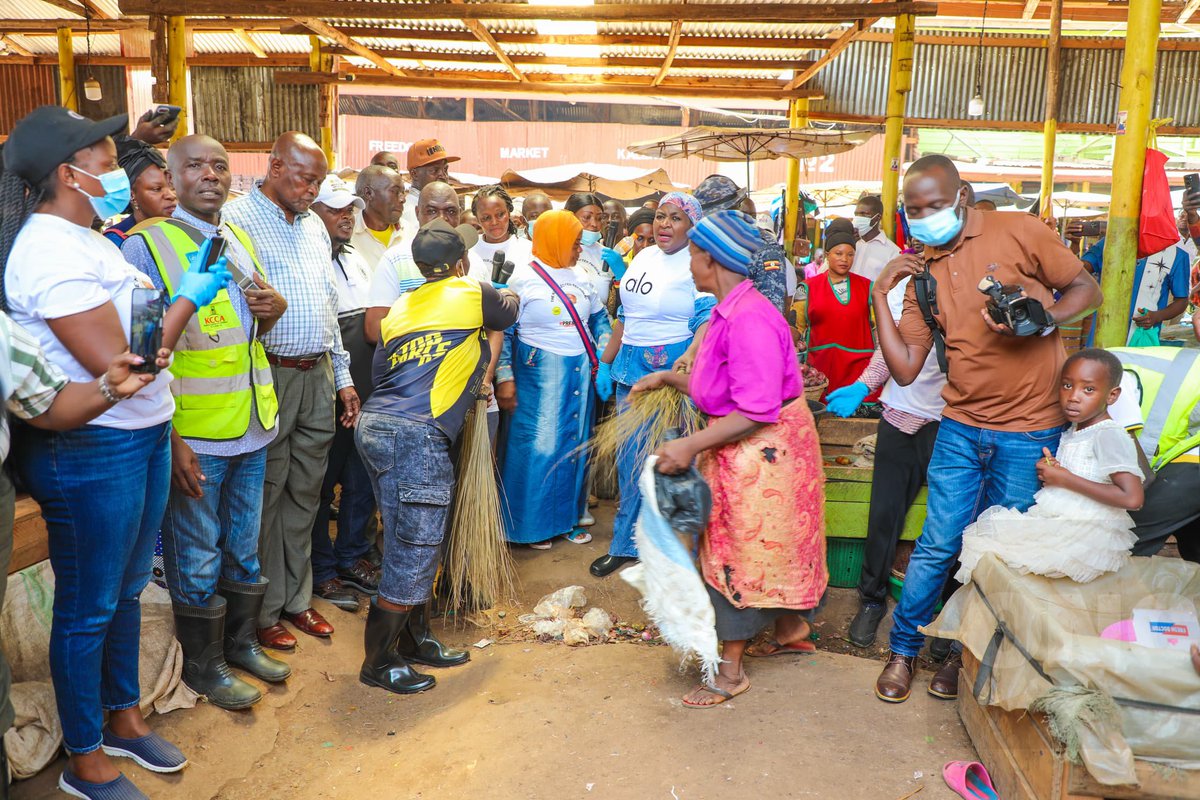 SwiftActor's tweet photo. Hajjat Hadijah Namyalo | A Visionary Servant

Huge thanks to Ugandan Gov't for making national cleaning official!

Shoutout to @ChiefMuzzukulu Hajjat Namyalo &amp; the bazzukulu who set the pace months ago at Kalerwe Market. They are trendsetters! 

#NationalCleaning
#nsfwtwtًً https://t.co/VJnIFcXNUx