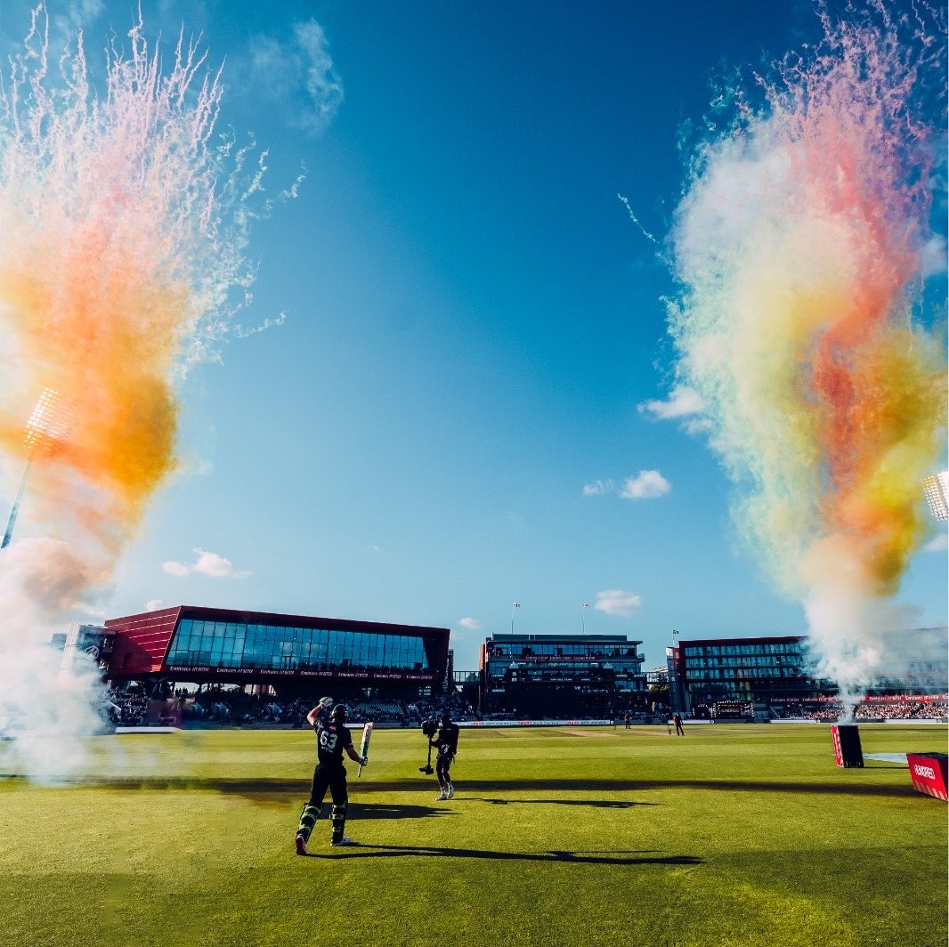 EmiratesOT's tweet photo. 💯🏏 @thehundred returns to @EmiratesOT tomorrow! 

Manchester Super Giants vs Birmingham Phoenix (11am and 2:30pm). 

For those attending, please note there will be no trams running between Deansgate-Castlefield and Trafford Bar station. Keep up to date, via @BeeNetwork. https://t.co/GYKvXdyCYa