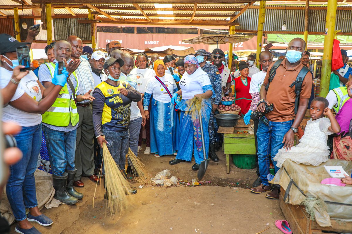 SwiftActor's tweet photo. Hajjat Hadijah Namyalo | A Visionary Servant

Huge thanks to Ugandan Gov't for making national cleaning official!

Shoutout to @ChiefMuzzukulu Hajjat Namyalo &amp; the bazzukulu who set the pace months ago at Kalerwe Market. They are trendsetters! 

#NationalCleaning
#nsfwtwtًً https://t.co/VJnIFcXNUx