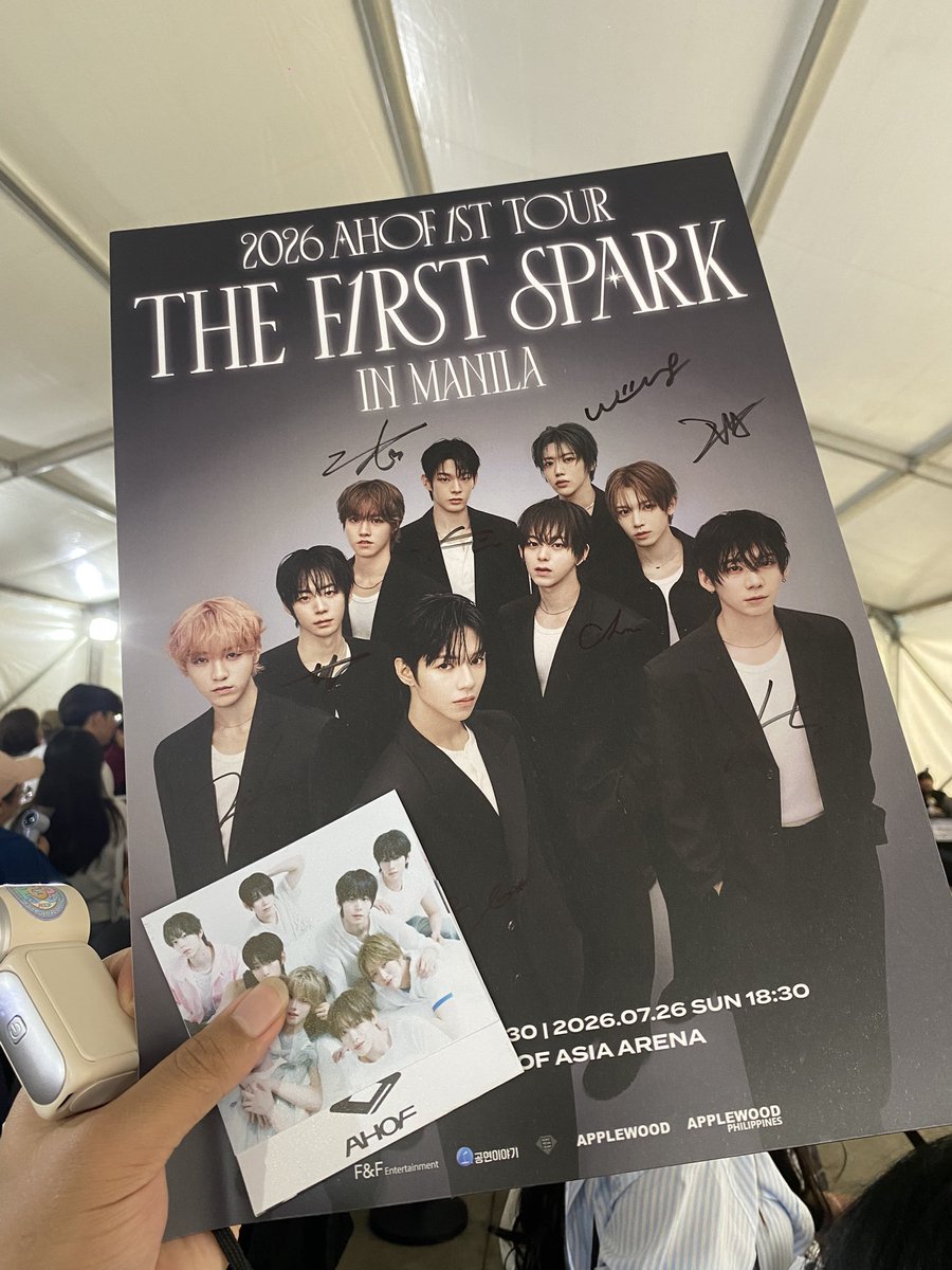 Meooow1998's tweet photo. Just got my Signed poster. #SignedPoster #ThefirstSparkInManila #Ahof  #Concert https://t.co/OYCH1phHdC