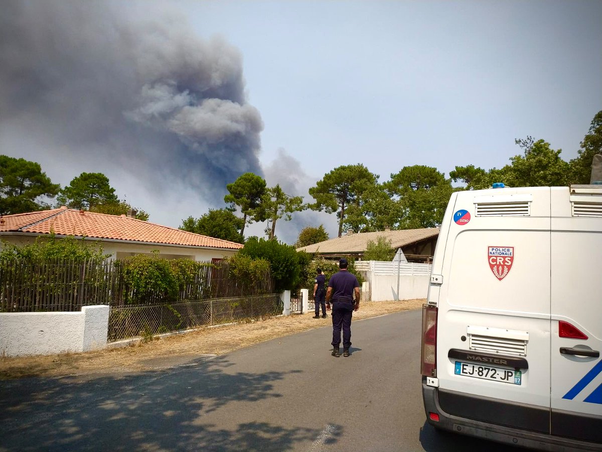 PoliceNationale's tweet photo. 🔥Les #Incendies qui frappent le Sud-ouest mobilisent toutes les forces du ministère de l’Intérieur.

🧑‍🚒👮En appui des sapeurs-pompiers, 57 équipages de police et 120 CRS sont actuellement engagés en #Gironde dans les évacuations, la sécurisation des zones sinistrées, des centres d’accueil et des axes de circulation, sur terre comme en mer.

🎯Une mobilisation collective au service d’un même objectif : protéger les populations.

Soutien à tous les personnels engagés sur le terrain et aux habitants durement éprouvés.