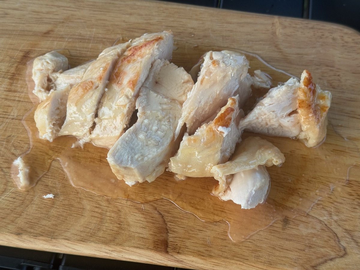 Chiba_Hunter's tweet photo. 𝗺𝗮𝗶𝗻 👩‍🍳🔥🥘

豚肉のエスカロップと、ハニーバターチキン
エスカロップはフレンチの巨匠•三國清三さんのレシピを自分なりにキャンプ用にアレンジした僕の18番。汁だくになったけど💧
知りたい方は三國YouTubeにあるよ🫰.°

チキンはナイフで穴開けて塩かけてバターソテーしてハチミツかけたら完成 https://t.co/jJXUW3iIuP