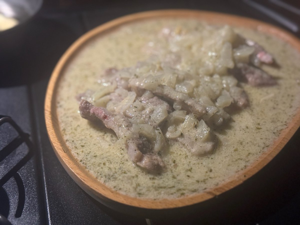 Chiba_Hunter's tweet photo. 𝗺𝗮𝗶𝗻 👩‍🍳🔥🥘

豚肉のエスカロップと、ハニーバターチキン
エスカロップはフレンチの巨匠•三國清三さんのレシピを自分なりにキャンプ用にアレンジした僕の18番。汁だくになったけど💧
知りたい方は三國YouTubeにあるよ🫰.°

チキンはナイフで穴開けて塩かけてバターソテーしてハチミツかけたら完成 https://t.co/jJXUW3iIuP