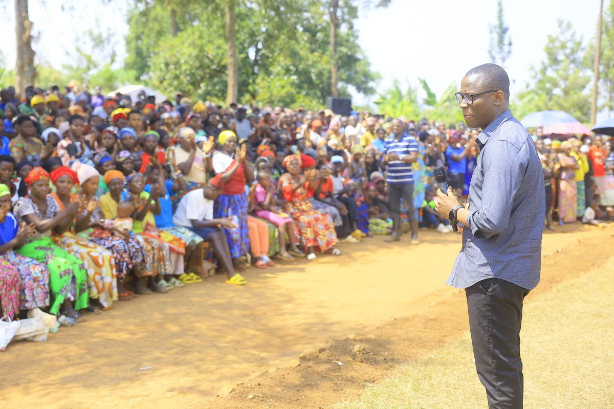 Kamonyi's tweet photo. Mu butumwa bwe mu nama n'abitabiriye umuganda mu Murenge wa #Ngamba, Minisitiri @Dominiquehab yibukije abaturage ko buri wese afite uruhare mu kurwanya no gukumira ibiribwa n'ibinyobwa bitujuje ubuziranenge. Minisitiri asabye kandi abaturage ubufatanye mu kubungabunga umutekano https://t.co/NxMj8qjjgj
