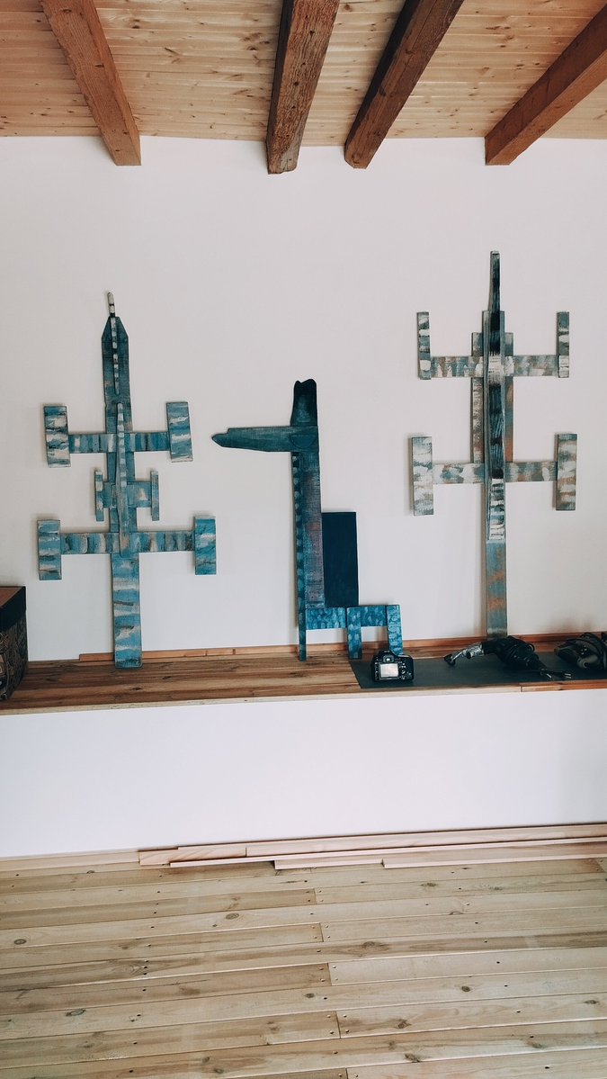 DumouxRaymond's tweet photo. Exposition en préparation. "La girafe bleue"  et deux totems. Assemblages bois peint. 1987. Raymond Dumoux https://t.co/EGMfCi50j8