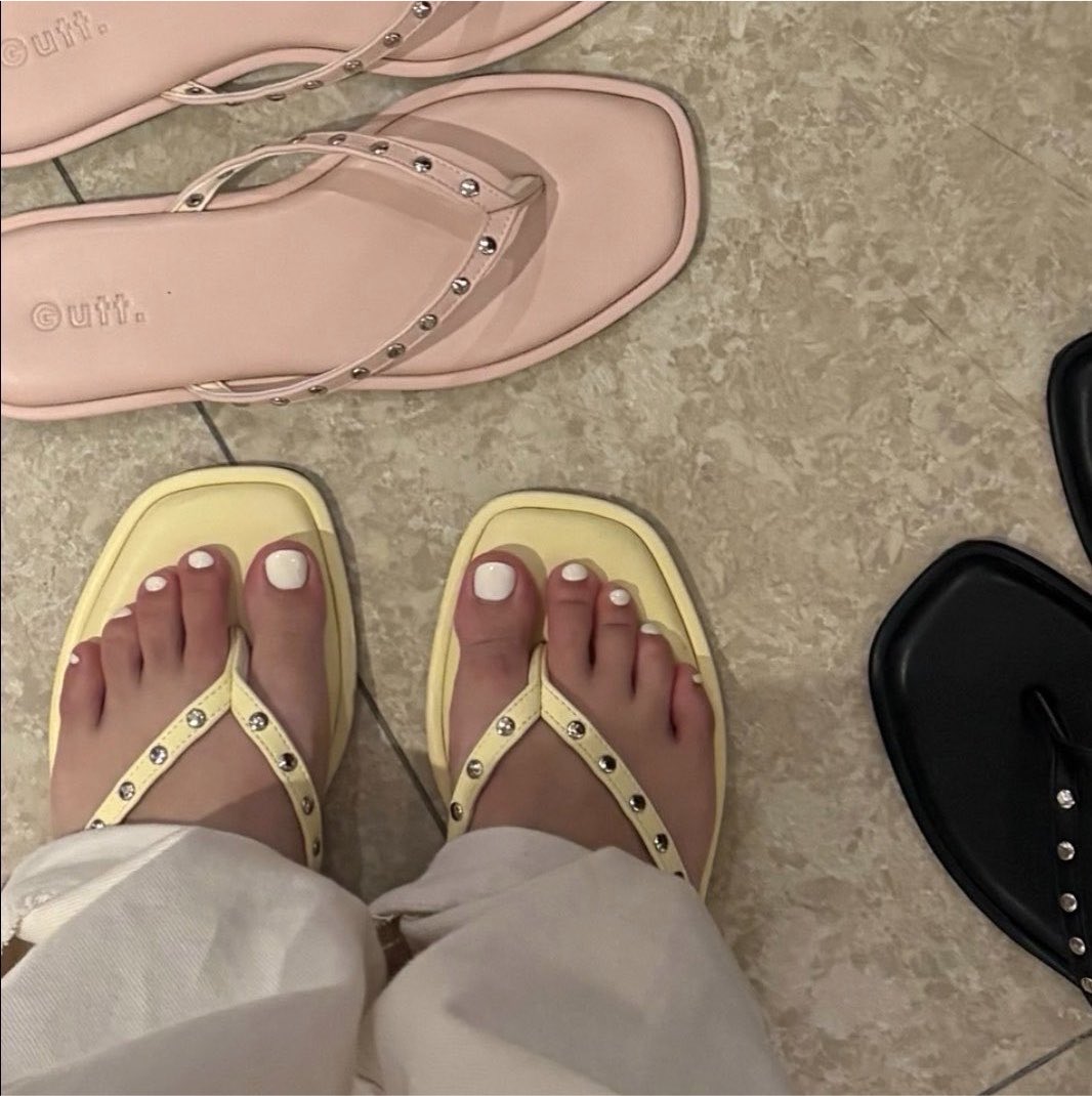 sonhosaurus's tweet photo. มาแนะนำรองเท้าแตะของแบรนด์นี้ให้คั้บบ ใส่แล้วไม่มอมเลย มีดีเทลหมุดๆให้ด้วย ใส่แล้วเท้าสวยมากก เป็นแตะที่ใส่แล้วขับผิวด้วย แล้วใส่ไปได้ทุกที่เลยอ่ะ🩰🐰🫶🏻 https://t.co/MYUmFvNKD3