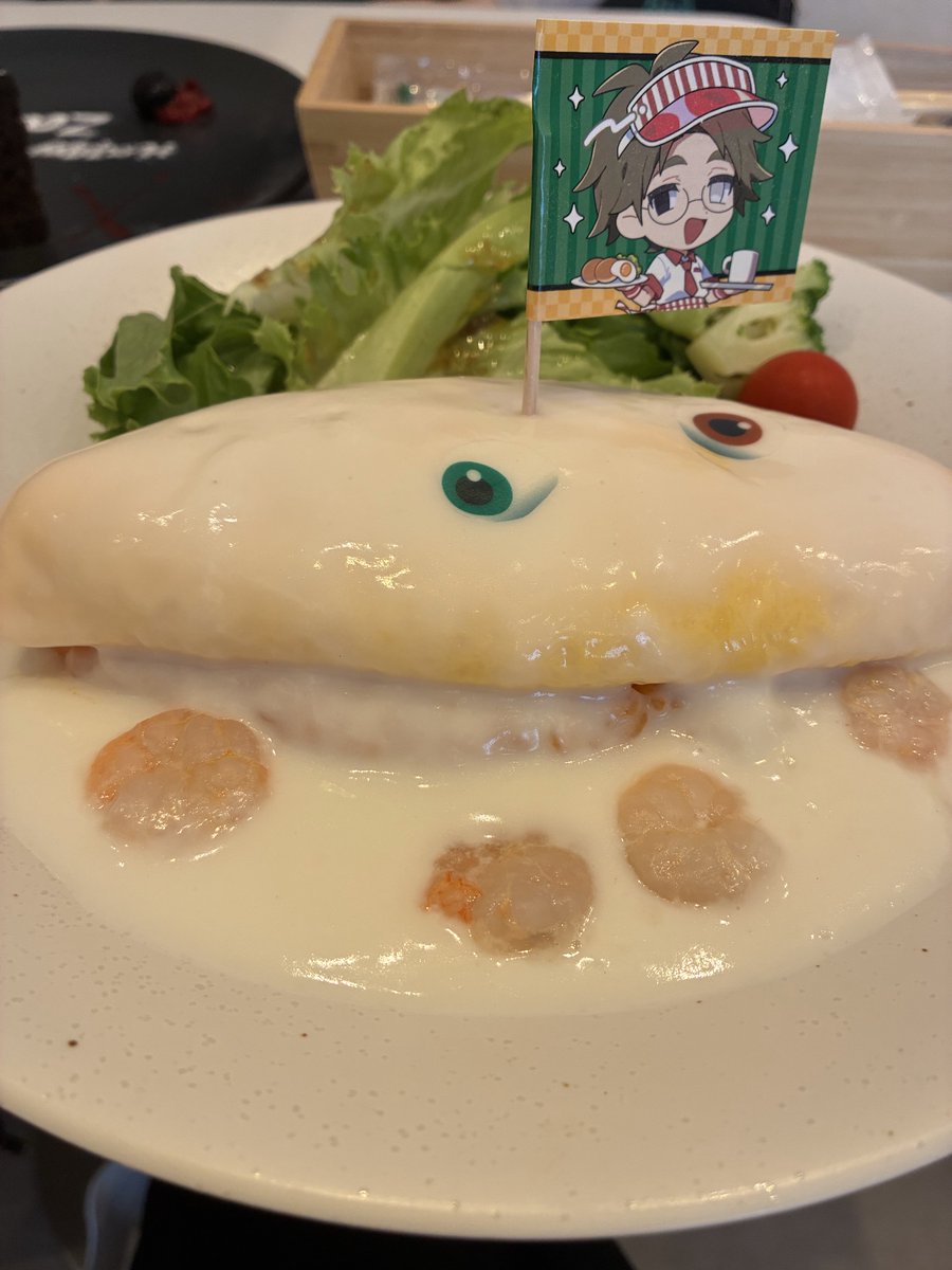 gom7I8evomcpSJo's tweet photo. 今日はマブに付き合って他ジャンルコラボカフェ行ってきました。普通に飯が美味くて、て、て、わ、私の推しがいる…？！？！ランダムの引きがとびきり良かったらしく、いつもの父水の借りを返せたなとにっこりしました…☺️✨ https://t.co/UcyRgqmjLc