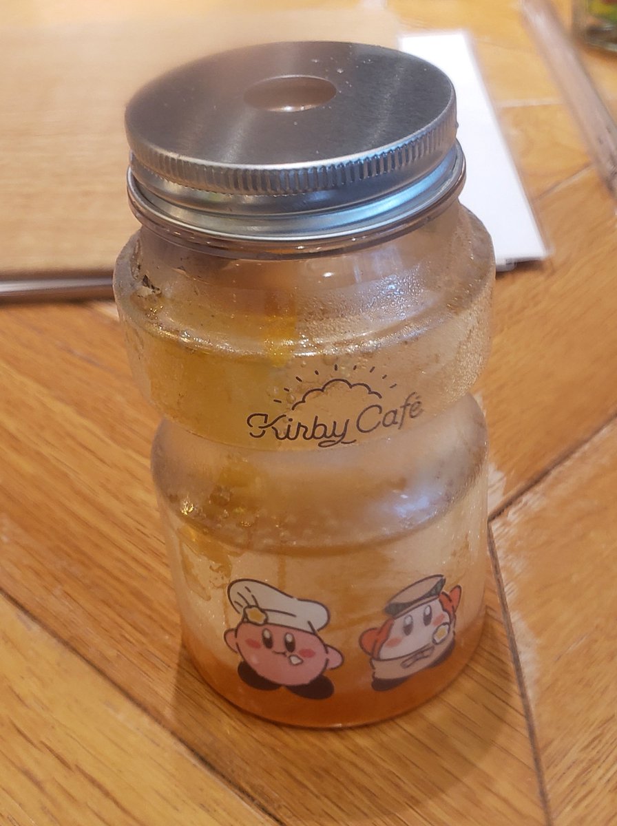 daiki318n's tweet photo. 親友とカービィカフェ🍹

元気ドリンクとメロンクリームソーダ😋 https://t.co/G98AL84ooB