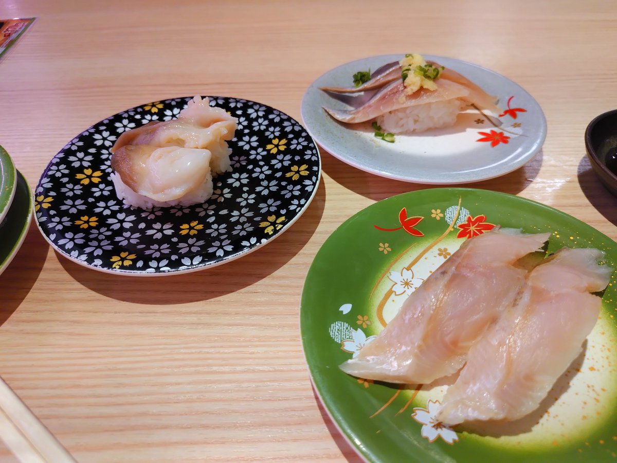 ssm_o's tweet photo. 北海道の回転寿司に来たので、ほっけとかにしんなどを摂取している。
（ぼっちなのにボックス席案内してもらってたいへん恐縮している） https://t.co/5PsSunLaGa