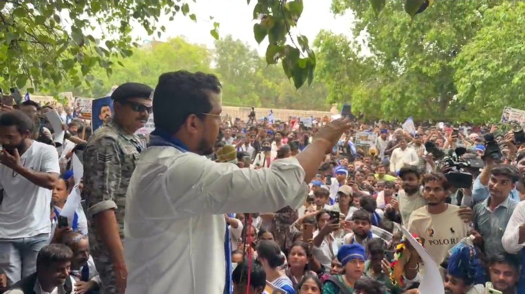 priyanshu__63's tweet photo. कुछ दिन पहले नगीना सांसद @BhimArmyChief चन्द्रशेखर आजाद ने छात्रों के आंदोलन को देशभर में फैलाने का ऐलान किया था, उसी क्रम में आज भीम आर्मी व आजाद समाज पार्टी के लाखों कार्यकर्ता देशभर में सड़कों पर उतरे

अब खबर मिल रही है कि शिक्षा मंत्री धर्मेंद्र प्रधान ने दवाब में आकर इस्तीफा दे दिया है

यह आंदोलन की ताकत है, सरकार को झुकना पड़ा ✊🏻