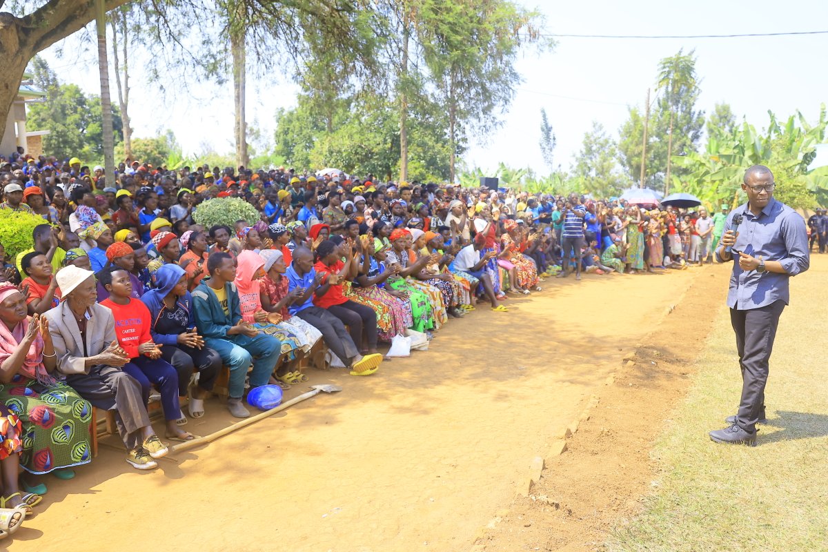 Kamonyi's tweet photo. Mu butumwa bwe mu nama n'abitabiriye umuganda mu Murenge wa #Ngamba, Minisitiri @Dominiquehab yibukije abaturage ko buri wese afite uruhare mu kurwanya no gukumira ibiribwa n'ibinyobwa bitujuje ubuziranenge. Minisitiri asabye kandi abaturage ubufatanye mu kubungabunga umutekano https://t.co/NxMj8qjjgj