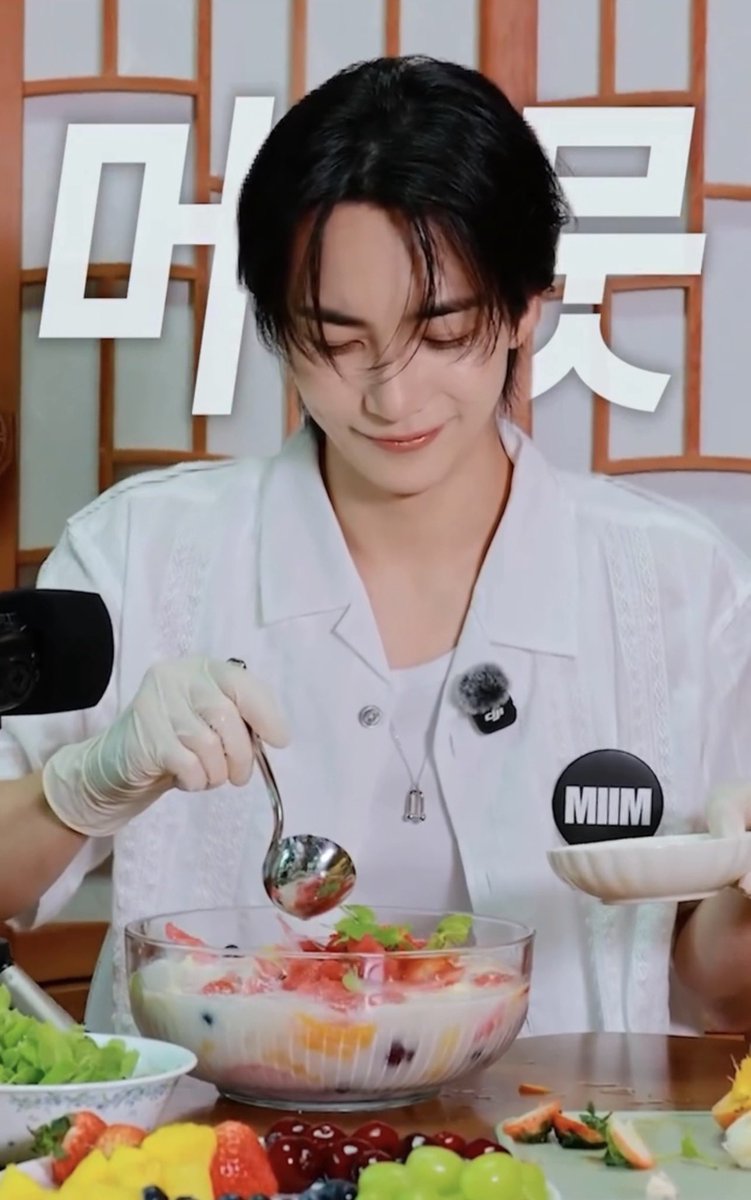 flamehanie's tweet photo. JEONGHAN’S REACTION TO SEEING HIS HWACHAE 😭😭😭 HE LOOKED SO HESITANT TO EAT IT — 260725 #정한 #JEONGHAN 

👼so this is the hwachae from hell i made on my first try
👼i’ll try it first
👼…… *look the hwachae* pffftttt
👼looking at it, it seems like i put the strawberry milk in wrong…ㅋㅋ
[the way it looks keeps making him stir it] (😭😭)
👼😮‍💨