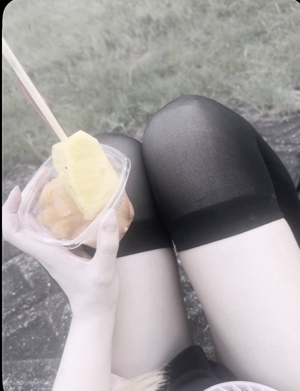 cqfzfy's tweet photo. お祭り行った時のニーハイ買い取ってー
#ニーハイ　#売り子　#裏アカ女子 https://t.co/859d2Ypw0q