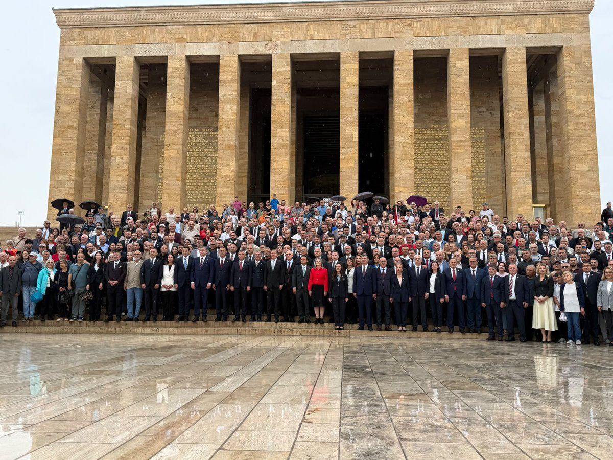 YeniiPartii's tweet photo. Genel Başkanımız Sn Özgür Özel, YENİ Parti üyeleriyle birlikte Anıtkabir'de… https://t.co/fx6T6eo2Gv