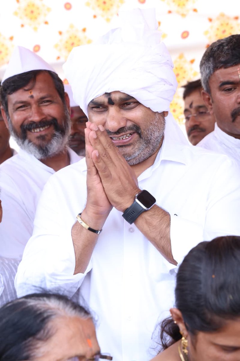satejp's tweet photo. आषाढी एकादशीनिमित्त काँग्रेसच्या वतीने प्रतिपंढरपूर नंदवाळ दिंडीमार्गावर फराळ वाटप

कोल्हापूर शहर आणि दक्षिण विधानसभा काँग्रेसच्या वतीने देवशयनी आषाढी एकादशीनिमित्त प्रतिपंढरपूर नंदवाळकडे जाणाऱ्या दिंडी मार्गावर वारकरी आणि भाविकांना फराळ वाटप कार्यक्रमाला माजी खासदार राजू शेट्टी आणि माजी आमदार ऋतुराज संजय पाटील यांच्यासह उपस्थित राहीलो. यावेळी रिंगण सोहळ्याला भाविकांना आषाढी एकादशीच्या शुभेच्छा दिल्या. 

या प्रसंगी कांग्रेस शहराध्यक्ष प्रविण केसरकर,गटनेता इंद्रजीत बोंद्रे,  नगरसेवक राहुल माने, दुर्वास कदम, नगरसेविका सुषमा जरग, जयश्री कांबळे, माजी उपमहापौर मधुकर रामाणे यांच्यासह महादेव वेटाळे, नंदकुमार पिसे, प्रविण पाटील, महादेव मोरे, बाबा कोरडे, अमोल माने, धीरज पाटील, सूर्यकांत पाटील, गजानन विभूते प्रकाश भोपळे, अभिजीत देठे, अमर रामाणे, यांच्यासह काँग्रेसचे पदाधिकारी आणि कार्यकर्ते मोठ्या संख्येने उपस्थित होते.

शनिवार, 25 जुलै, 2026 स्थळ- वाशीनाका, कोल्हापूर
