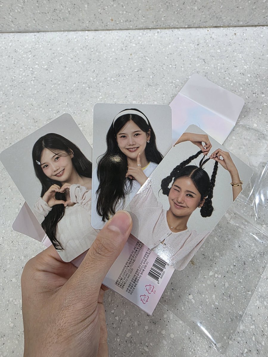 Loop__lo's tweet photo. 오마이걸 모모이 랜덤 트레이딩 카드 교환

저: 왼쪽 사진 속 효정, 미미
님: 오른쪽 사진 속 유빈

7시쯤까지 홍대에 있을 예정이며 반택, 끼택 교환도 가능합니다🥹

#오마이걸 #효정 #미미 #유빈 #모모이 #교환 https://t.co/lwjzpZizqb