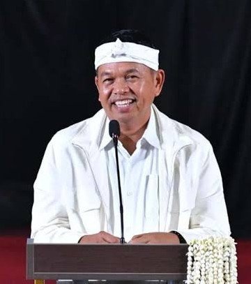 indepenSumatera's tweet photo. Asal kalian tahu aja

KDM jauh lebih buruk dibandingkan Prabowo 

Prabowo buruknya masih bisa kita tebak² kemana arah pikirannya dan juga orangnya blak-blakan, dan dia dapat kekuasaan dari kekalahan, bangun partai, kalah ,kalah,kalah, menang karna mengeksploitasi jokowi.

KDM Buruknya  dia menang karna mengeksploitasi kasus vina, partai gonta-ganti mana yang menguntungkan, oportunis kelas kakap. Dan selama menjabat pikirannya sudah birahi mau jadi presiden. 

Nih orang lebih buruk mungkin dari pria pesugihan itu.

Bisa jadi dia akan jadi boneka konglo berikutnya yang akan dipasangkan dengan gibran sebagai calon presiden dan wakil.