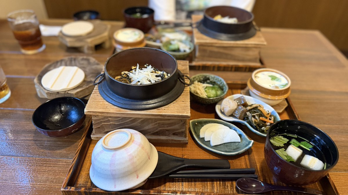 komatch's tweet photo. 釜めし87にて
あさり釜めし茶碗蒸しセット＆
冷しつけめん単品 https://t.co/5EkjpJh1T0