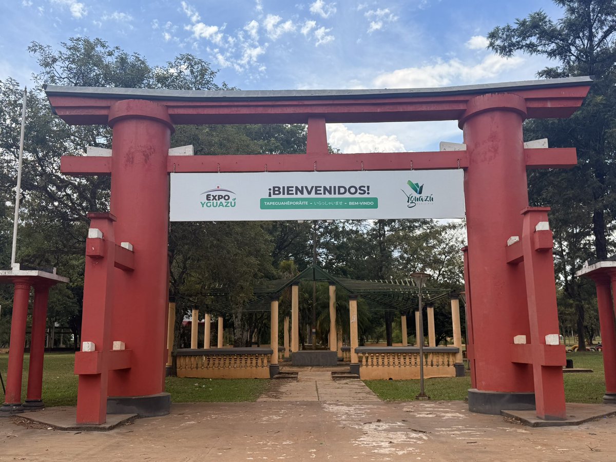 splkkyouth's tweet photo. 放浪310日目 パラグアイ イグアス居住地

園田さんのご好意で日系移民開拓の資料館を見学させてもらった。かつての未開の森に紅の鳥居が地球の裏側の故郷の象徴として佇む。日本移民がもたらした大豆は現在パラグアイの主要農作物。宿の庭で柿や葡萄を一緒に収穫させてもらい旅人と夜まで語り合った。 https://t.co/5wL2WklF7d