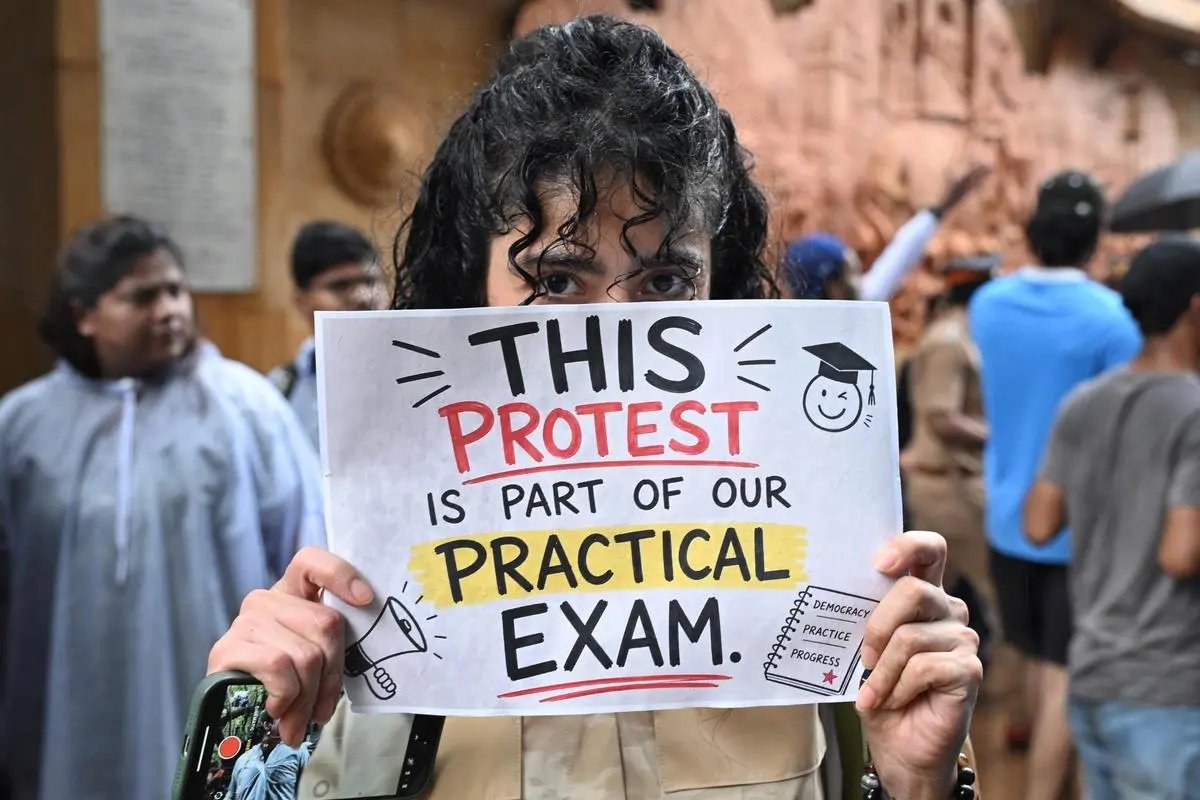 sadafjafar's tweet photo. सोचिये ज़रा, वो मोदी शाह का सिंहासन और उनका दरबार, जहां कभी कोई इस्तीफ़ा 2014 से आजतक जवाबदेही के नाम पर हुआ ही नहीं, 
वहां से ये Gen Z इस्तीफ़ा निकाल लाये। 
Literally आंसुओं से रुला दिया महामानव को।

कमाल कर दिया इन नवयुवाओं ने।
शाबाश। https://t.co/SI7AHCZjuw
