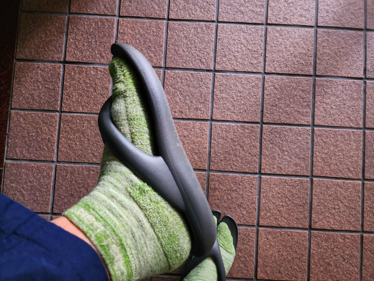 sakuragi_soto's tweet photo. 丸五の足袋サンダル「auwell」
足袋系のアイテムとしては厚底で私が普段履いている足袋シューズ達と比べると浮遊感があり新鮮です😂
地面の感覚は鈍りますがクッション性があり足への負担がかなり軽減されます😀👍
素材はEVA😇 https://t.co/zFWcCoRcOy