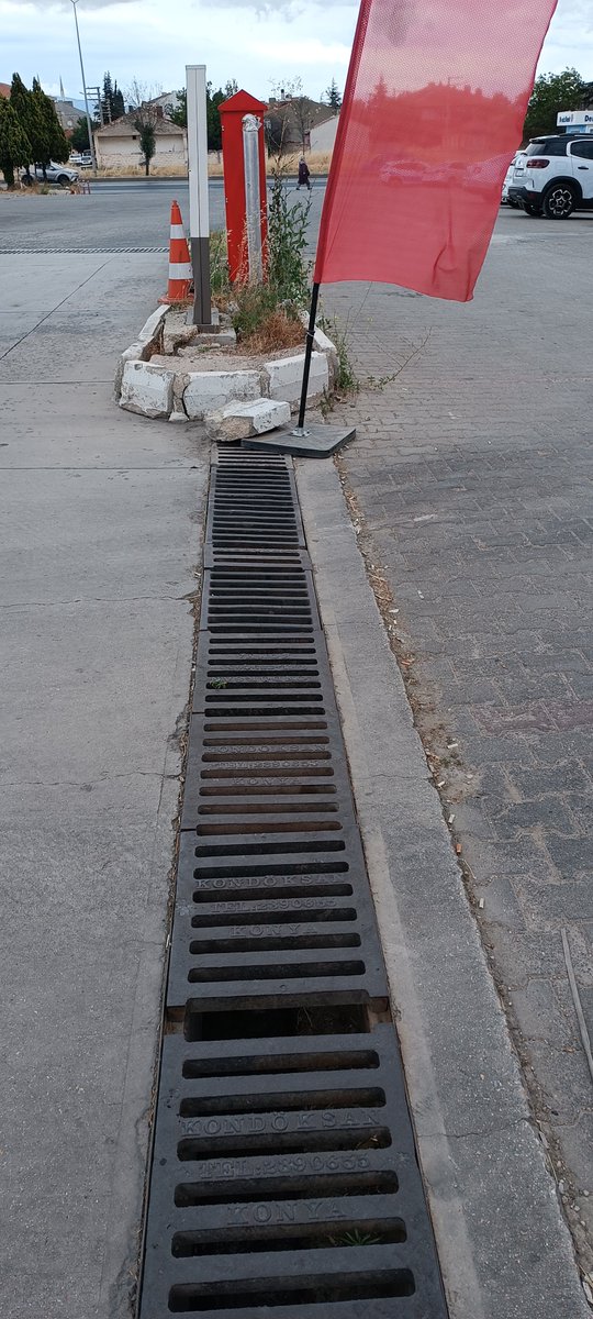 ViktorOsimen's tweet photo. Eskişehir Odunpazarı @TotalEnergies istasyonunda başımıza gelen olay. Kırık mangalı göremeyen eşim mazgalın içine düştü. El ayak diz mafoldu. @odunpazari  @Odunpazari_K https://t.co/sRyhwkiMIF