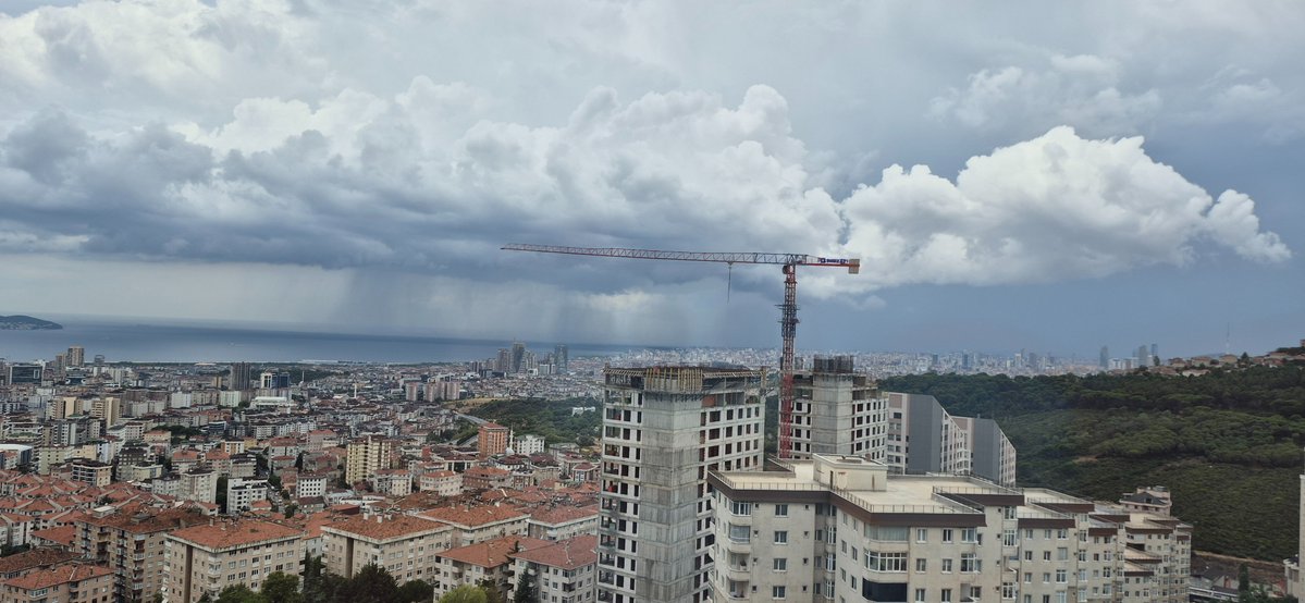 neslicall's tweet photo. Bir cisim yaklaşıyor #yağmur #istanbul https://t.co/UzmaT1ZUz5