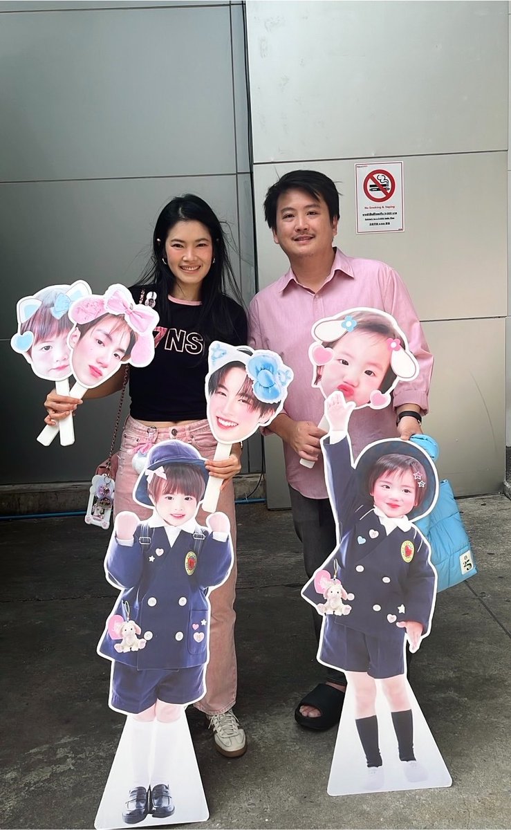 yippeeilaa's tweet photo. ป๊าเพชรม๊ายุ้ยถ่ายรูปภูเอจิ๋ว น้องภีมติดเข็มกลัดหน้าน้องเอเอ ป๋มมมมร้องห้ายยㅠㅠㅠㅠㅠㅠ🫰🏻🫰🏻🩵🩷🩵🩷🩵🩷🫰🏻🫰🏻 

#PHUTATCHAI #AAashirakorn 
#BUS_LIGHTASONE_D2 https://t.co/tLTOWH26sV