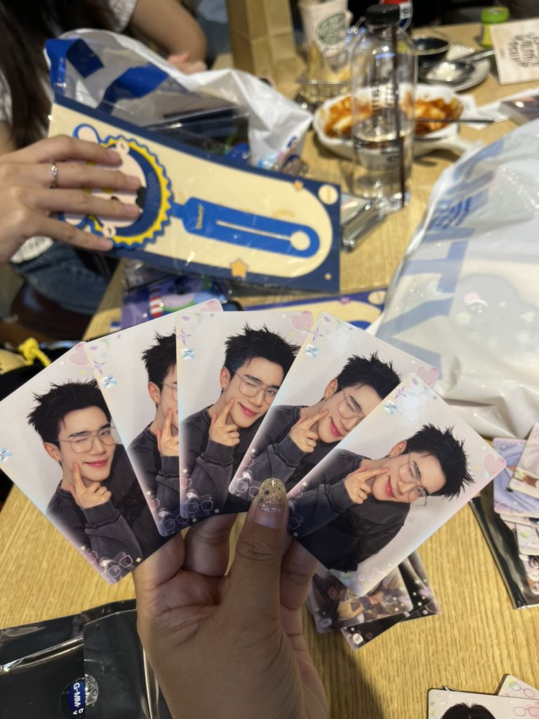 a_aekka1's tweet photo. ชา เจน น้องสาว แหม่ม 
จบบบบบ แต่เจมไม่มาเลยลู้กกกกก https://t.co/AHP1A1nzB8