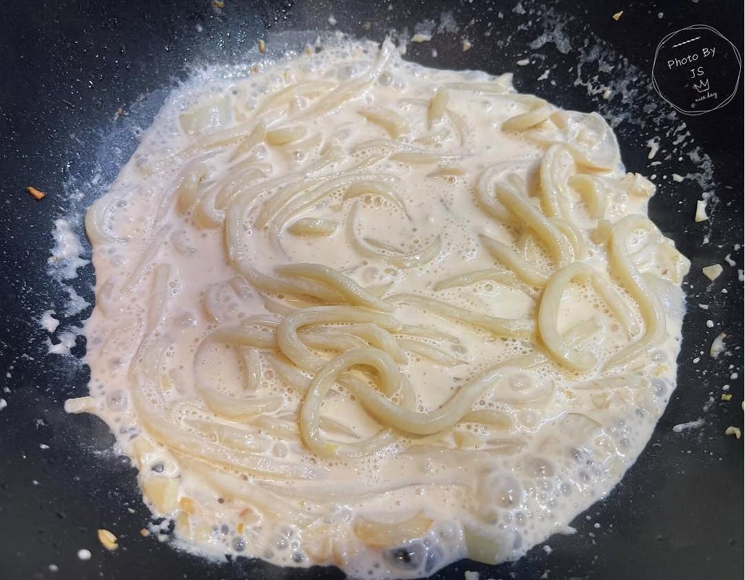 golfpm2's tweet photo. Just whipped up a batch of garlic butter shrimp with creamy avocado noodles for tonight’s dinner—30 mins max, packed with flavor and so satisfying! https://t.co/cnnS60GVhh