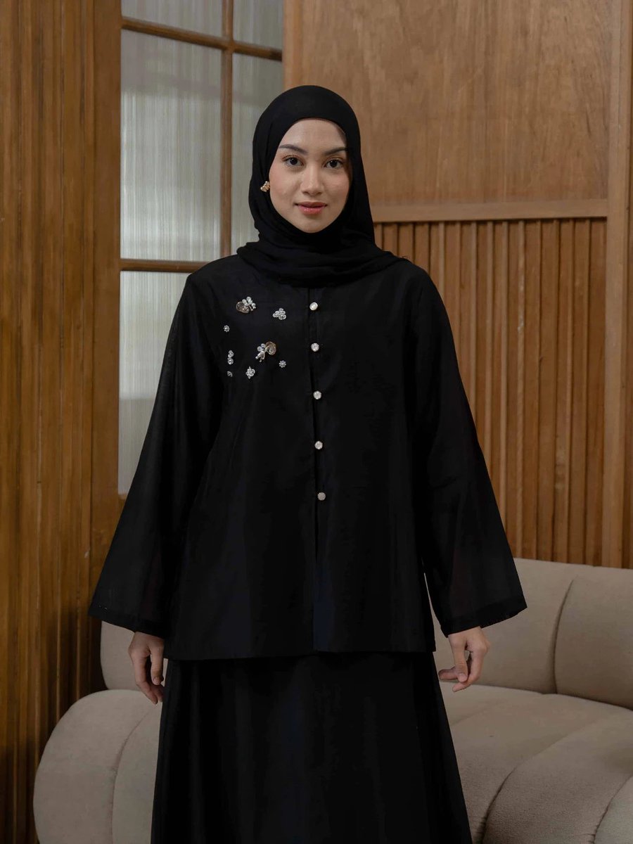 stiayrr's tweet photo. baju modelan kurung malaysia gini emang cakep bgt yaa, bisa dipake buat kondangan juga 😍 https://t.co/uJzGLkg6qx