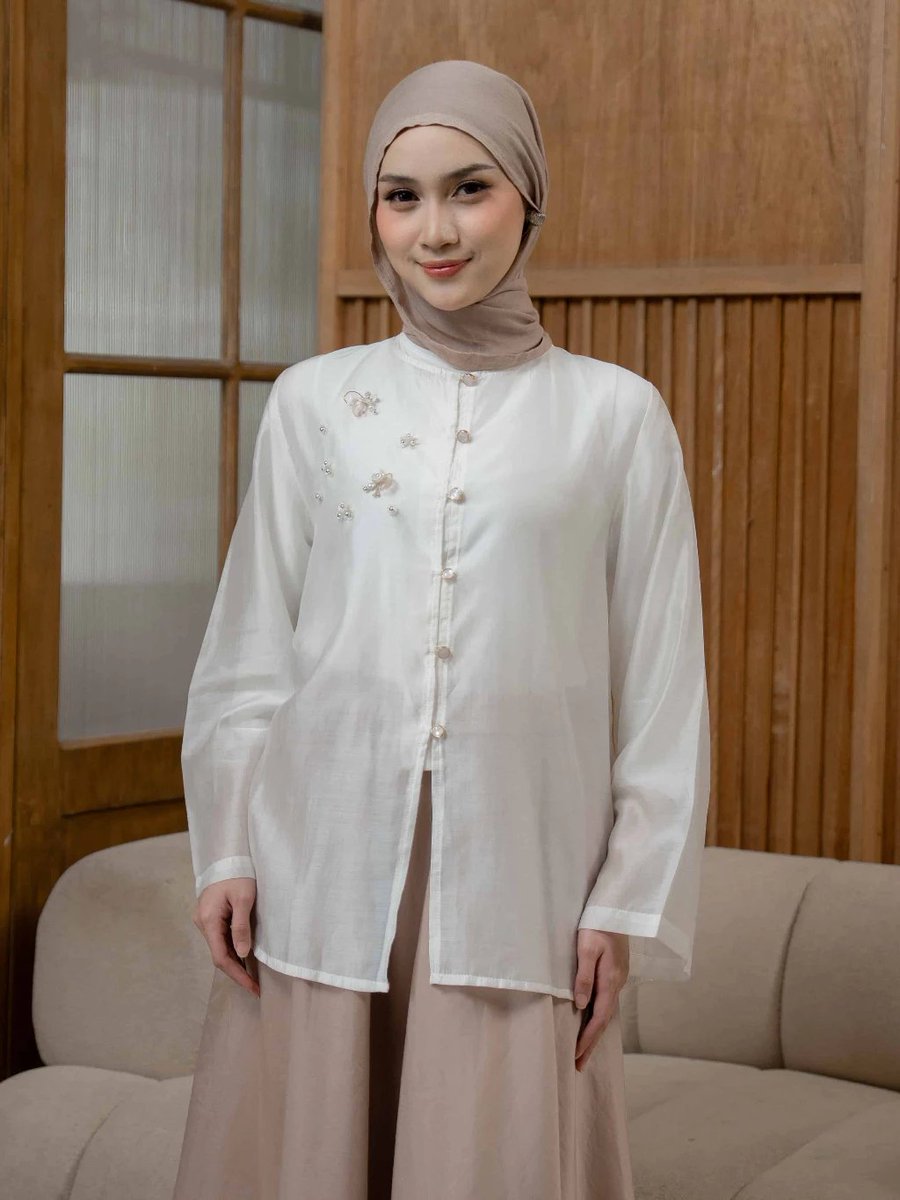 stiayrr's tweet photo. baju modelan kurung malaysia gini emang cakep bgt yaa, bisa dipake buat kondangan juga 😍 https://t.co/uJzGLkg6qx