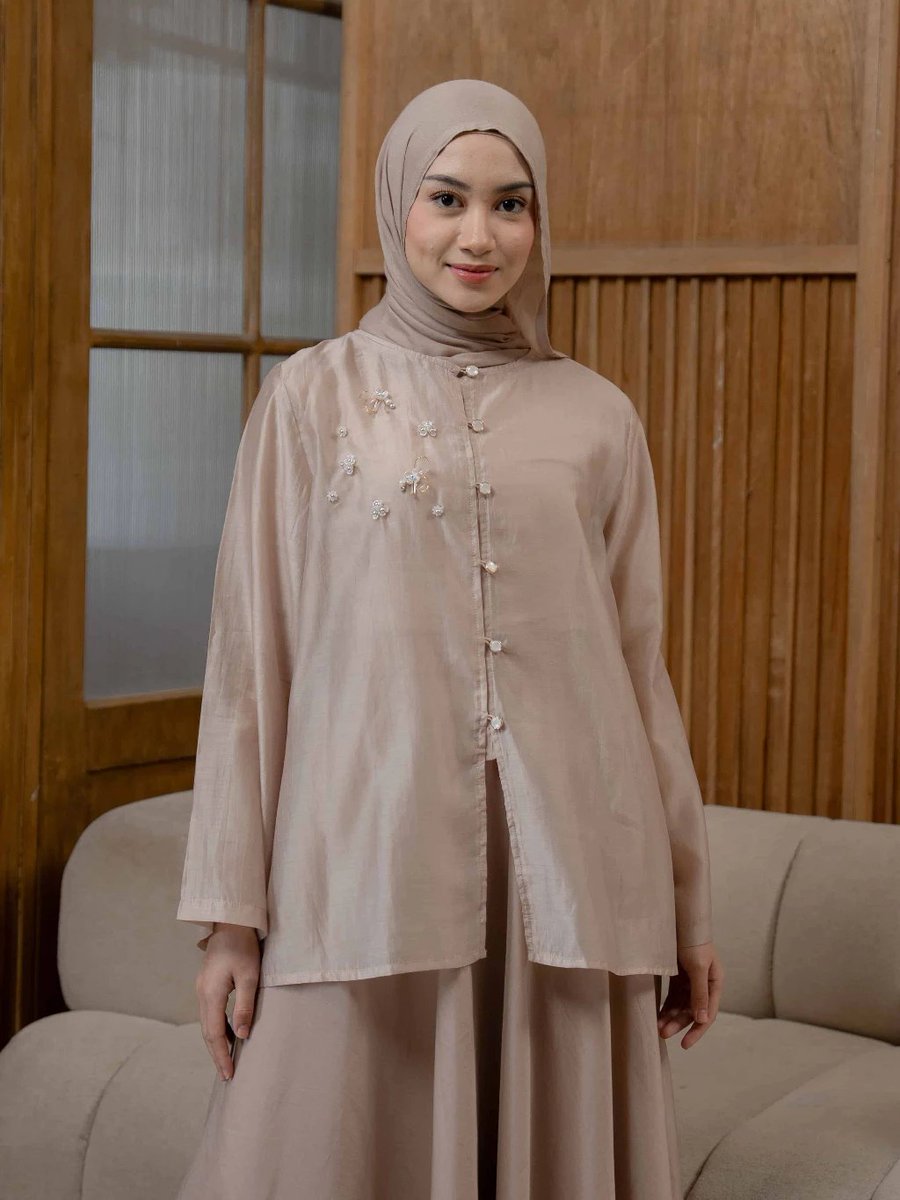 stiayrr's tweet photo. baju modelan kurung malaysia gini emang cakep bgt yaa, bisa dipake buat kondangan juga 😍 https://t.co/uJzGLkg6qx