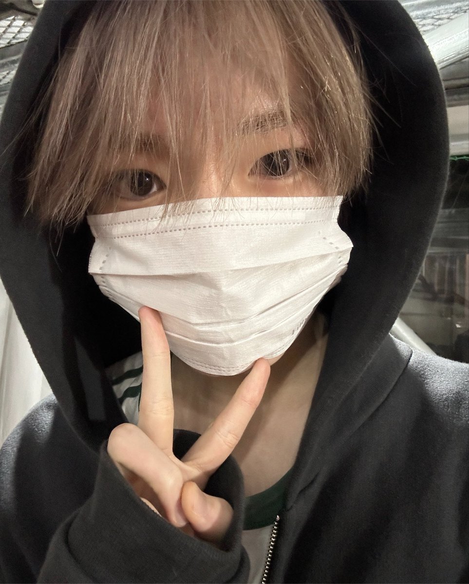 OeOd49's tweet photo. 이런셀카에환장하는콤있음 https://t.co/toYd7iMarx