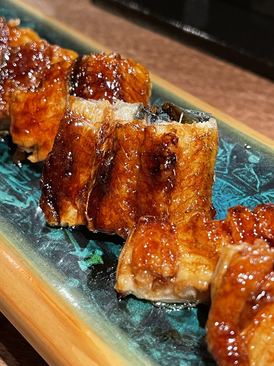 Rhino00242522's tweet photo. 土用の丑の日。ちょっと前倒しでうなぎ！！
蒸さずに焼くタイプ。
白焼きと蒲焼きのハーフ&amp;ハーフ。

めっちゃくちゃ美味かった！
そしてそれなりの額支払った！！

#土用の丑の日
#うなぎ https://t.co/1hWnKvLoeu