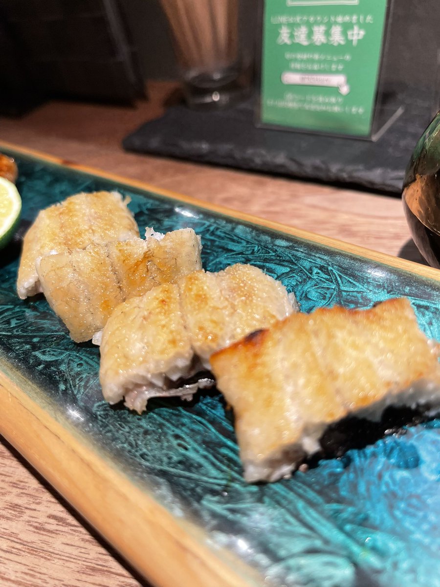 Rhino00242522's tweet photo. 土用の丑の日。ちょっと前倒しでうなぎ！！
蒸さずに焼くタイプ。
白焼きと蒲焼きのハーフ&amp;ハーフ。

めっちゃくちゃ美味かった！
そしてそれなりの額支払った！！

#土用の丑の日
#うなぎ https://t.co/1hWnKvLoeu