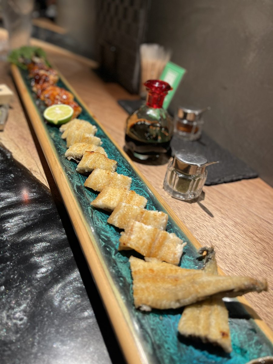 Rhino00242522's tweet photo. 土用の丑の日。ちょっと前倒しでうなぎ！！
蒸さずに焼くタイプ。
白焼きと蒲焼きのハーフ&amp;ハーフ。

めっちゃくちゃ美味かった！
そしてそれなりの額支払った！！

#土用の丑の日
#うなぎ https://t.co/1hWnKvLoeu