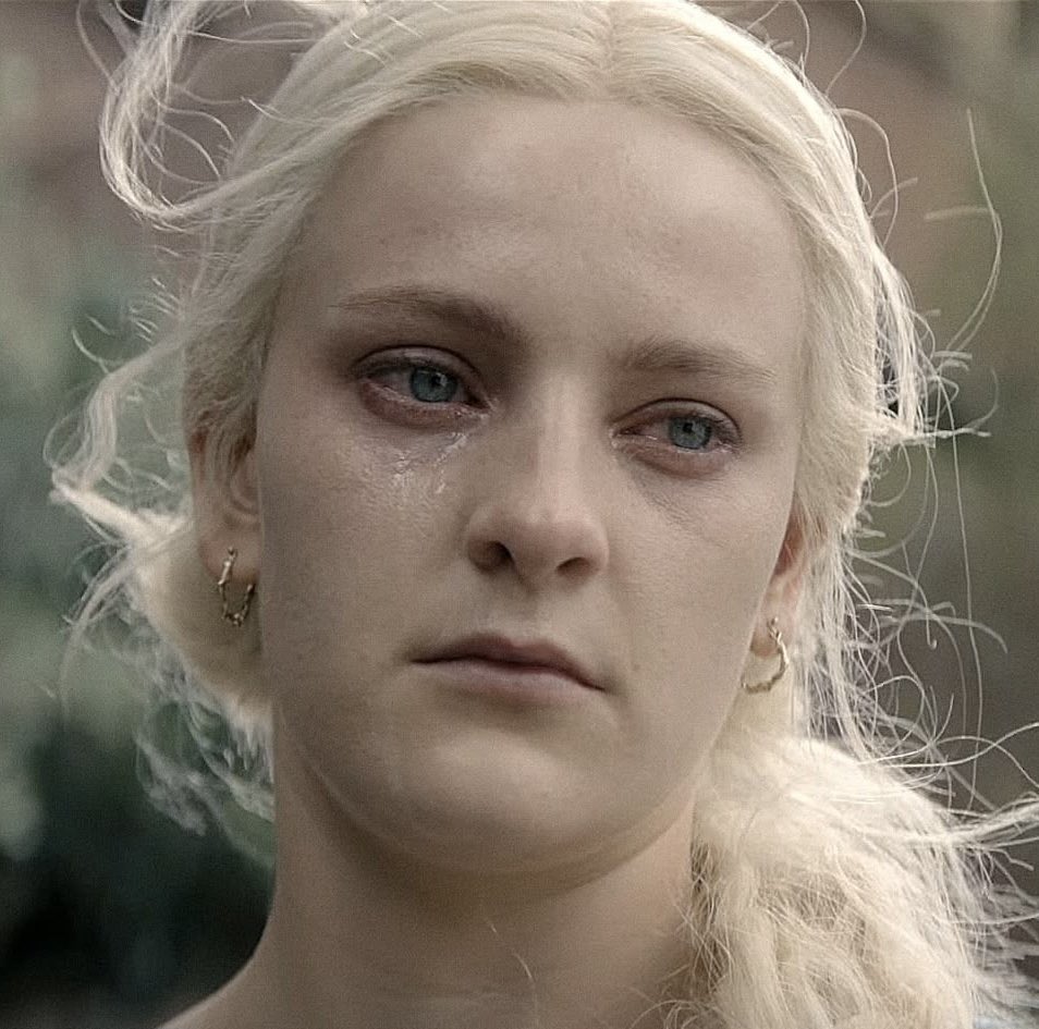 sunfyressz's tweet photo. “i was happier before i was queen” https://t.co/pBGp3UlhVE