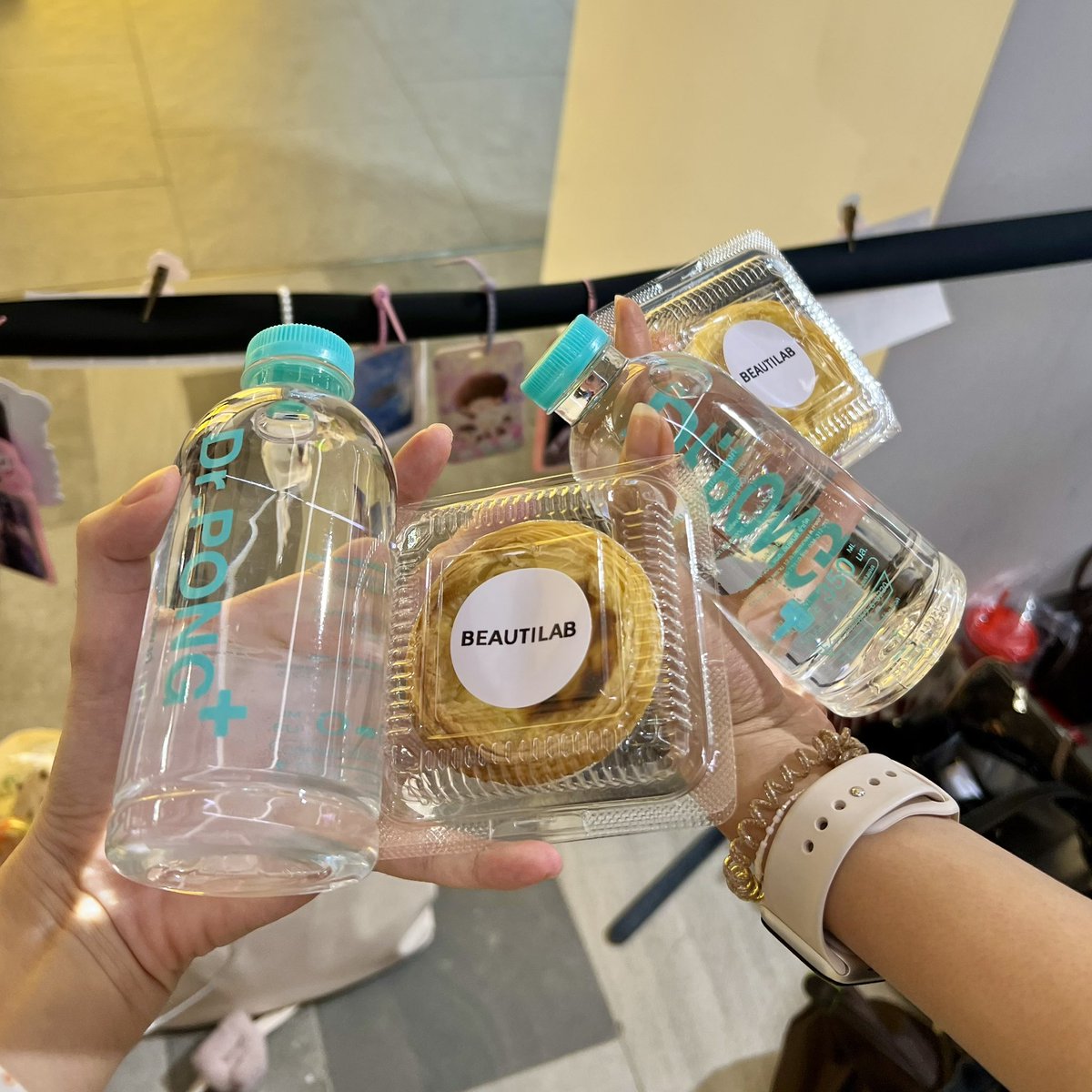 poemcrumb__'s tweet photo. พี่บตลมาเดินแจกน้ำกับหนมฟคด้วยยย น่ารักมากน้า ㅠ ㅠ 🩷

KNP CORRECT TO CONQUER
#BEAUTILABxKENGNAMPING https://t.co/42Yc6071wz