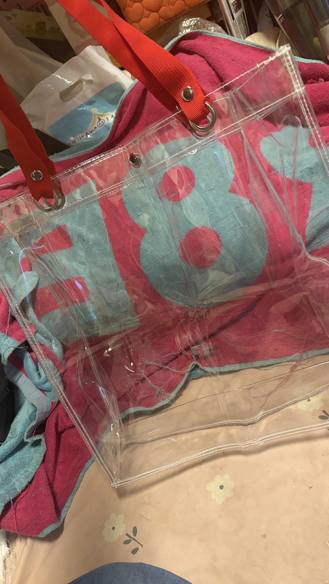yu_naniwa_eight's tweet photo. 透明のバッグ買った
これでなにわ男子のライブ行く☺️
紐は別の色買ったら付け替えれるから便利 https://t.co/OfNrUbbujn