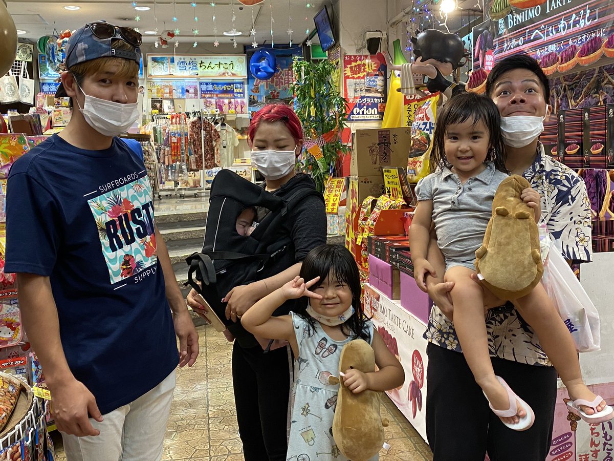 yasupon_0912's tweet photo. 懐かしのお土産屋時代。。
泡盛販売も楽しかったなぁー＾＾

最初に口にした泡盛、あなたは覚���ていますか？

本日はそんな懐かしい思い出に花を咲かせて飲みましょう＼＼\\٩( 'ω' )و //／／

19時よりオープンです🈺

#泡盛 #国際通り #沖縄 #那覇 #アワモリプラス

🍌🍌🍌 https://t.co/e1b3FhqPyE